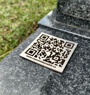 Přilepení QR náhrobku z nerezové oceli na hrob